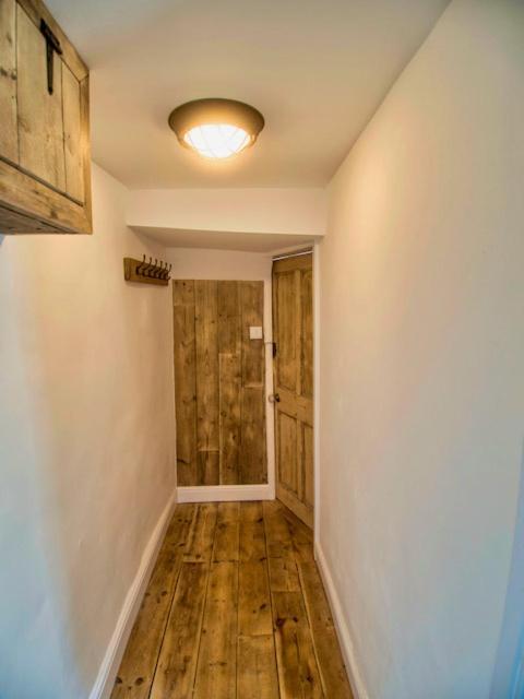 Knocker Cottage: Cozy 3-bedroom Retreat Near Beaches