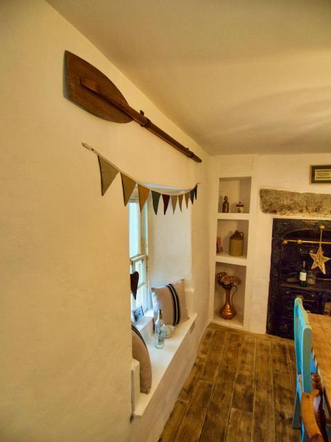 Knocker Cottage: Cozy 3-bedroom Retreat Near Beaches Holiday home