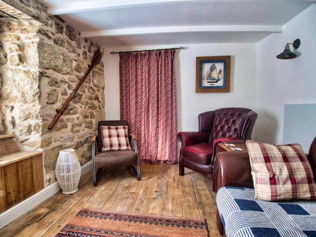 Knocker Cottage: Cozy 3-bedroom Retreat Near Beaches *