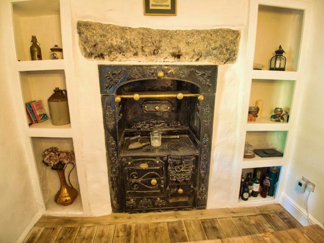 Knocker Cottage: Cozy 3-bedroom Retreat Near Beaches Holiday home Camborne