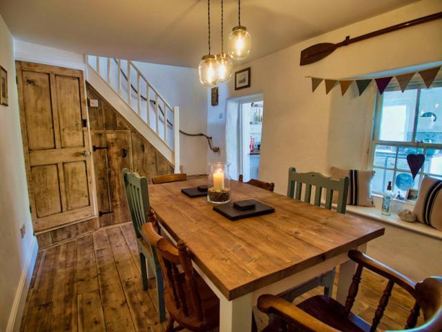 Knocker Cottage: Cozy 3-bedroom Retreat Near Beaches Holiday home Camborne