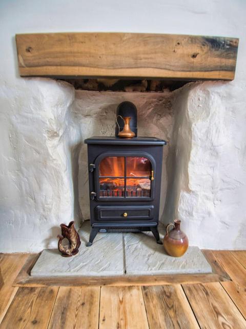 Knocker Cottage: Cozy 3-bedroom Retreat Near Beaches *
