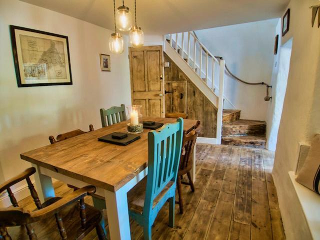 Knocker Cottage: Cozy 3-bedroom Retreat Near Beaches Holiday home *