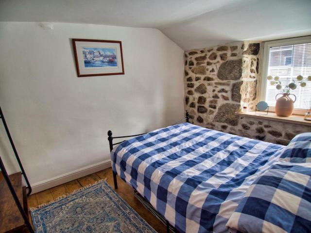 Knocker Cottage: Cozy 3-bedroom Retreat Near Beaches Holiday home *