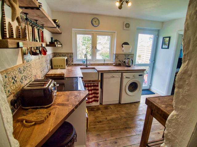Knocker Cottage: Cozy 3-bedroom Retreat Near Beaches Holiday home Camborne