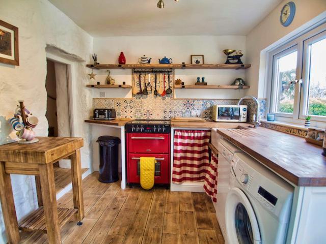 Knocker Cottage: Cozy 3-bedroom Retreat Near Beaches Holiday home Camborne