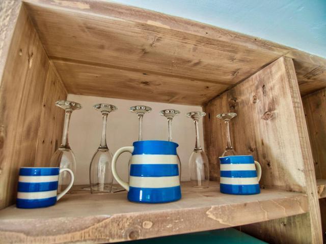Knocker Cottage: Cozy 3-bedroom Retreat Near Beaches Holiday home