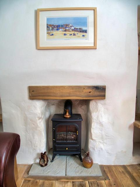Knocker Cottage: Cozy 3-bedroom Retreat Near Beaches Holiday home *